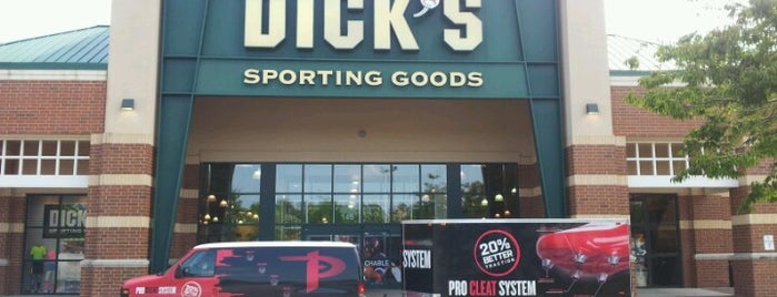 DICK'S Sporting Goods is one of สถานที่ที่ Rachel ถูกใจ.