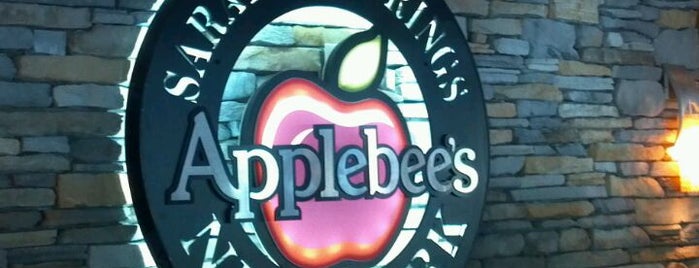 Applebee's Grill + Bar is one of Tempat yang Disukai Mete.