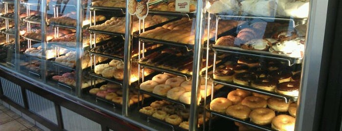 Yum Yum Donuts is one of สถานที่ที่บันทึกไว้ของ KENDRICK.