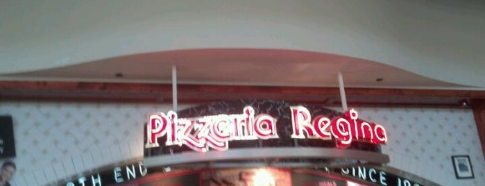 Regina Pizzeria is one of สถานที่ที่ Adam ถูกใจ.