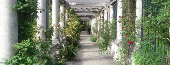 The Hill Garden and Pergola is one of Museus, Parques e Feirinhas em Londres.