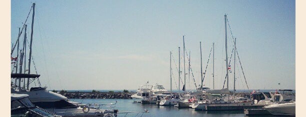 Bronte Harbour Yacht Club is one of Orte, die Joshua gefallen.