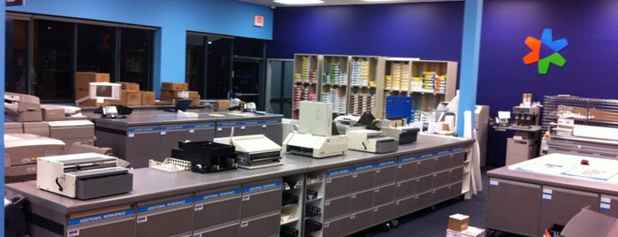 FedEx Office Print & Ship Center is one of Lugares favoritos de gary.
