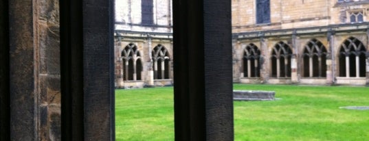 Durham Cathedral Cloisters is one of Tempat yang Disukai Carl.