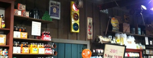 Cracker Barrel Old Country Store is one of Erikさんのお気に入りスポット.