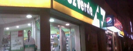 Farmacias Cruz Verde is one of Tempat yang Disukai Israel.
