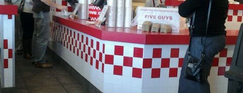 Five Guys is one of Chesterさんのお気に入りスポット.