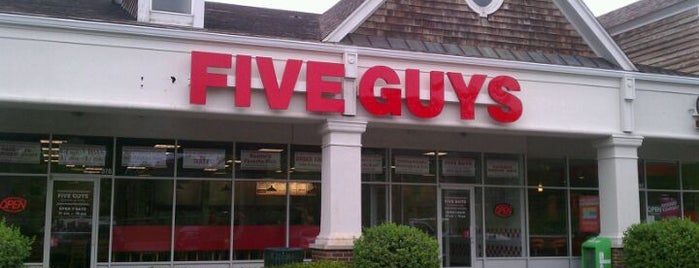 Five Guys is one of สถานที่ที่ John ถูกใจ.
