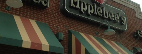 Applebee's Grill + Bar is one of สถานที่ที่ Donna ถูกใจ.