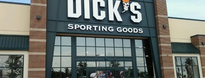 DICK'S Sporting Goods is one of Tempat yang Disukai Lovely.