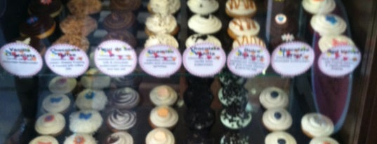Dot's Cupcakes is one of Locais curtidos por Mike.