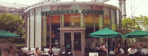 Starbucks is one of Orte, die Nick gefallen.