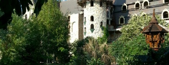 Замъкът "Влюбен във вятъра" (Castle of Ravadinovo) is one of Must-visit places in Bulgaria.