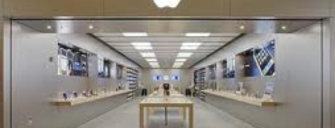 Apple Orland Square Mall is one of Lugares guardados de Mallory.