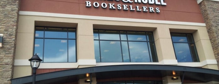Barnes & Noble is one of Lugares favoritos de Neil.