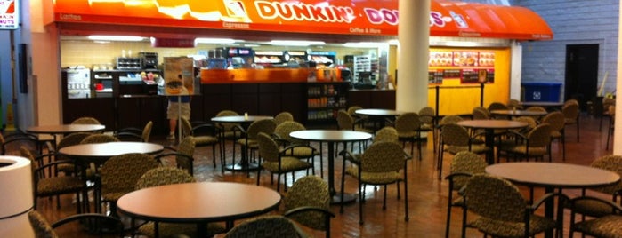 Dunkin Donuts is one of Tempat yang Disukai Wendy.