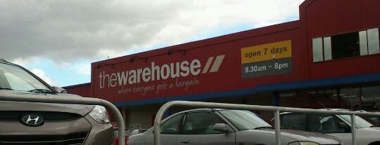 The Warehouse is one of Lugares favoritos de Peter.