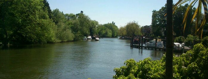 The Boathouse at Boulters Lock is one of สถานที่ที่ Henry ถูกใจ.
