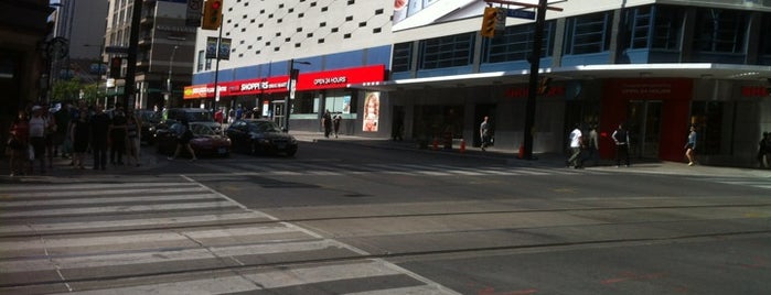 Shoppers Drug Mart is one of Darwin'in Beğendiği Mekanlar.