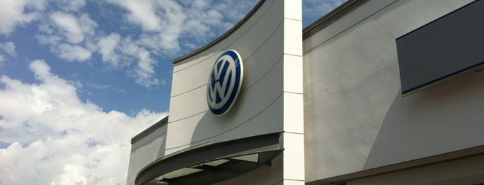 Kuhn Honda VW is one of สถานที่ที่ Tom ถูกใจ.
