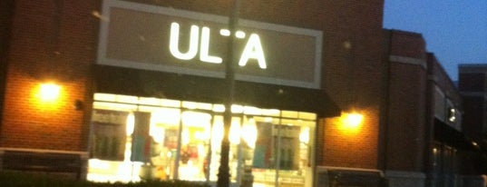Ulta Beauty – Curbside Pickup Only is one of สถานที่ที่ Rhea ถูกใจ.