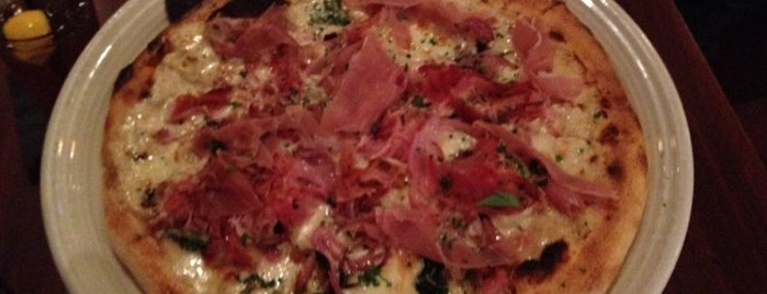 900 Degrees Neapolitan Pizzeria is one of Marisa : понравившиеся места.