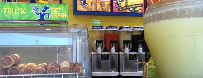 Wetzel's Pretzels is one of Locais curtidos por Tyler.