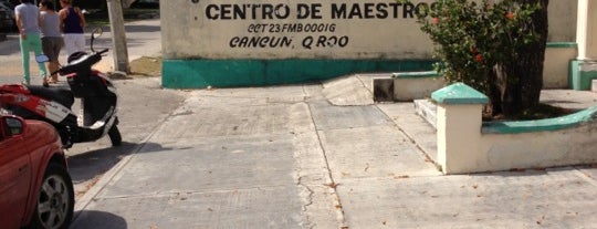 Centro de Maestros Cancún is one of Locais curtidos por Elida.
