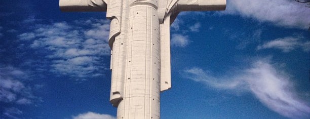 Cristo De La Concordia is one of Famous Statues Around the World.