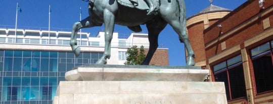 Lady Godiva Statue is one of สถานที่ที่ Elliott ถูกใจ.