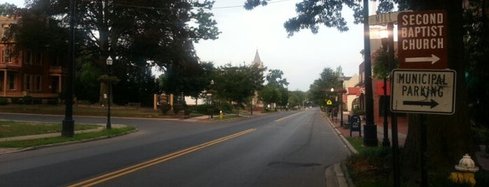 Main Street in Moorestown is one of Lugares favoritos de Wendy.