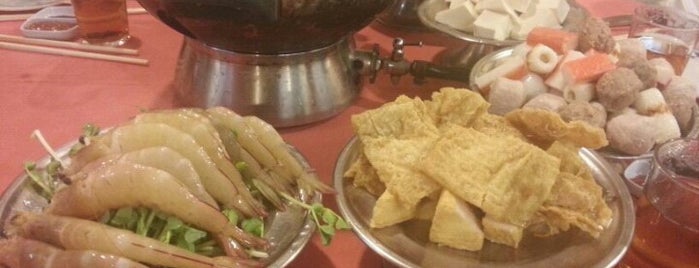 Kowloon Hotel and Steamboat House is one of To try makan.