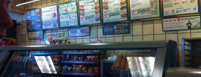 Subway is one of The 11 Best Places for Fresh Apples in Minneapolis.