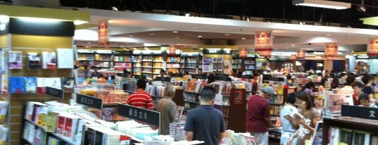 POPULAR Bookstore is one of สถานที่ที่ Endless Love ถูกใจ.