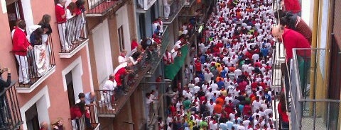 Calle Estafeta is one of PamplonaManさんの保存済みスポット.