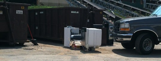 Arlington County Solid Waste Bureau is one of Tempat yang Disukai Ian.
