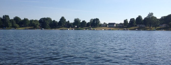 Canadian Lakes is one of James'in Beğendiği Mekanlar.