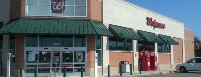 Walgreens is one of สถานที่ที่ Kristin ถูกใจ.