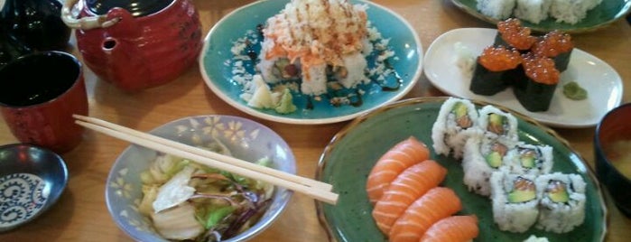 Momo Sushi & Cafe is one of Tempat yang Disukai Brian.