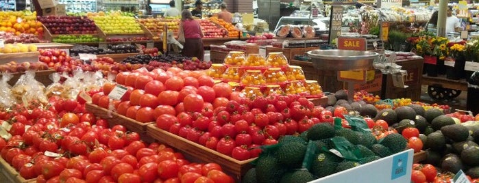 Whole Foods Market is one of Tempat yang Disukai Meghan.