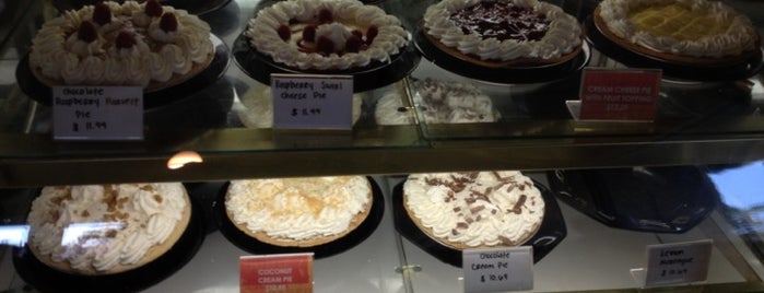Coco's Bakery Restaurant is one of Efrosini-Mariaさんのお気に入りスポット.