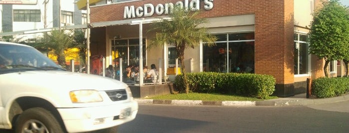 McDonald's is one of Lanches.