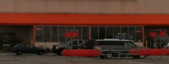The Home Depot is one of Lugares guardados de Rew.
