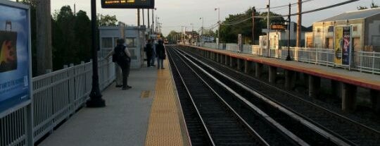 LIRR - Bethpage Station is one of Lieux qui ont plu à James John (Jay).