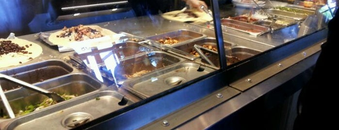 Chipotle Mexican Grill is one of สถานที่ที่ Tyler ถูกใจ.