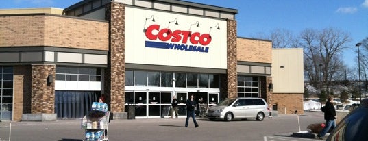Costco is one of Orte, die Julie gefallen.