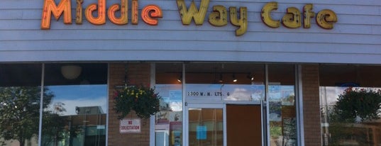 Middle Way Cafe is one of Lieux qui ont plu à R B.