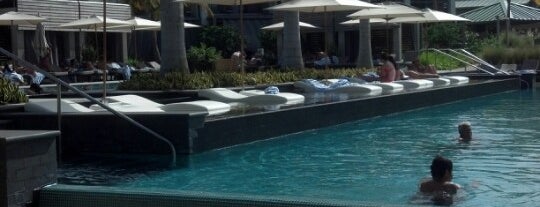 Pool @ W Retreat & Spa is one of Lugares favoritos de h.