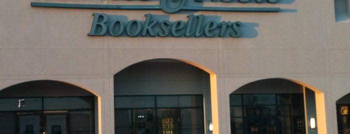 Barnes & Noble is one of Locais curtidos por Bill.