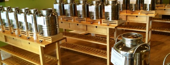 Vinaigrette Gourmet Olive Oil & Vinegar Shop is one of Tempat yang Disukai Darcy.